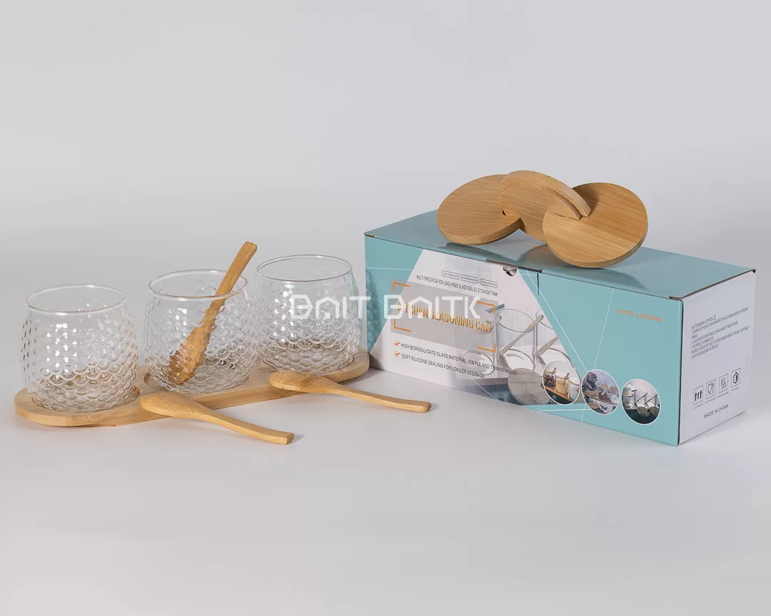 محتويات طقم السكريات: قاعدة بامبو، أغطية، ملاعق، وعلب زجاج