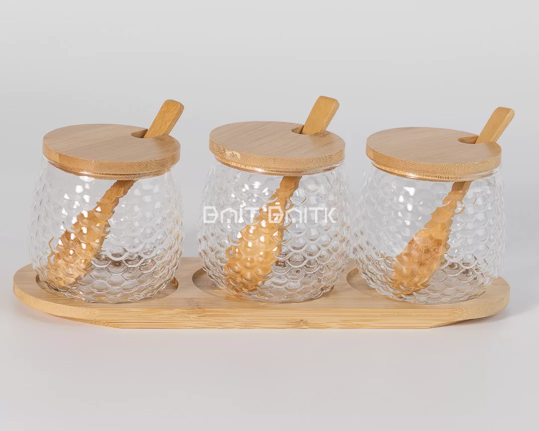 علب زجاج سكريات 3 قطع مع أغطية بامبو وملاعق على قاعدة بامبو – تنظيم أنيق
