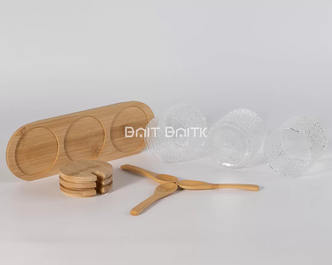 محتويات طقم السكريات: قاعدة بامبو، أغطية، ملاعق، وعلب زجاج مُحبّبة